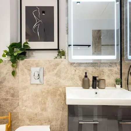 Sunny 2br Flat - Location - Stunning Views *